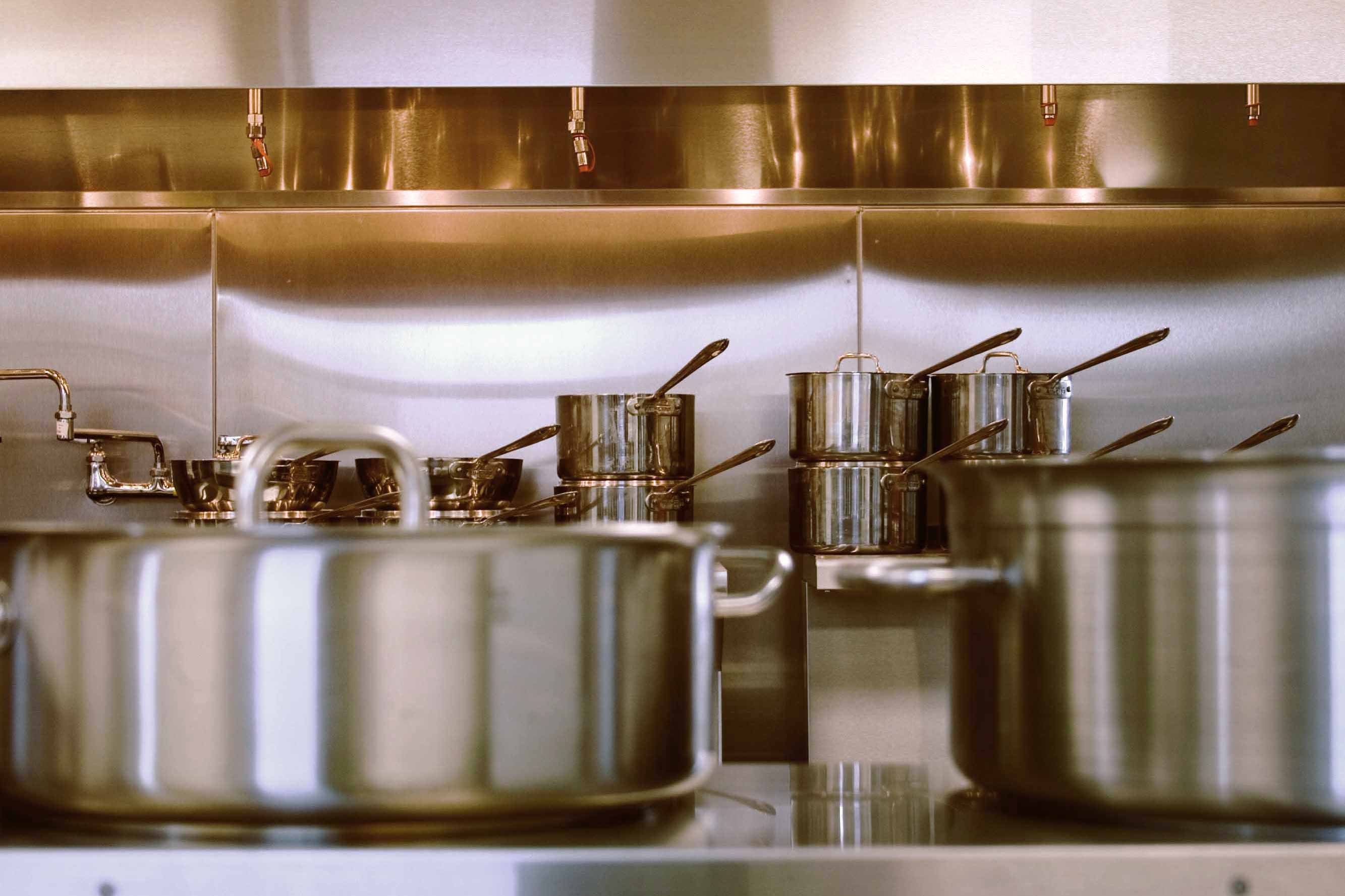 چگونه تجهیزات استیل آشپزخانه‌های صنعتی را تمیز کنیم؟