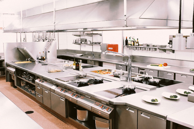 تجهیزات یک آشپزخانه صنعتی شامل چه چیزهایی می‌شود؟